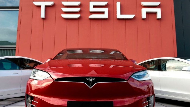 Επιπλέον μετοχές της Tesla πουλάει ο Μασκ