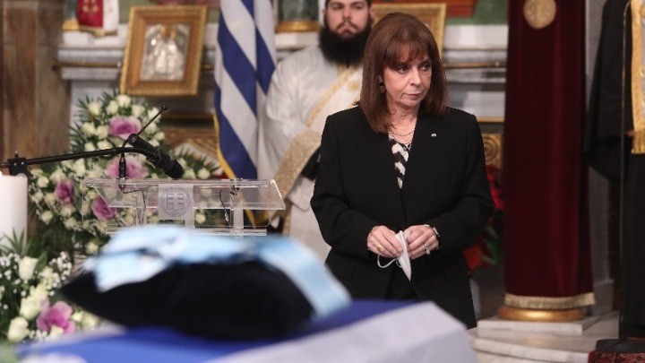Η Ελλάδα αποχαιρετά τον Κάρολο Παπούλια