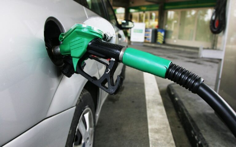 Μείωση στον φόρο καυσίμων εξετάζει η κυβέρνηση για να πέσουν οι τιμές