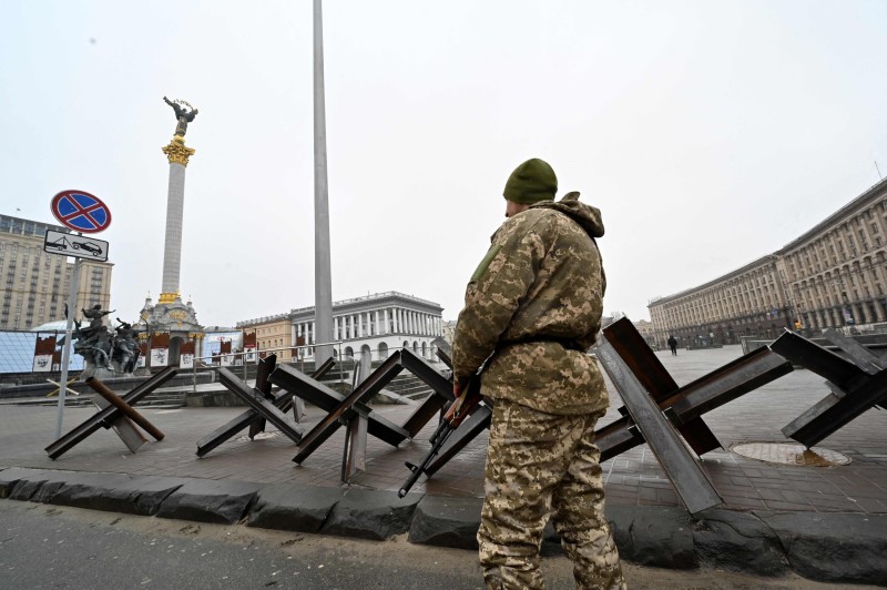 Για το χειρότερο σενάριο της εισβολής αρμάτων στην πόλη προετοιμάζεται το Κίεβο