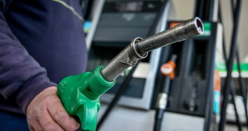 Έρχεται «ψαλίδι» στον φόρο κατανάλωσης της βενζίνης για ένα τρίμηνο