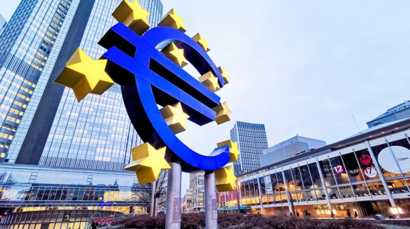 Γιατί δεν ακολουθεί στην αύξηση των επιτοκίων η Ευρωπαϊκή Κεντρική Τράπεζα;