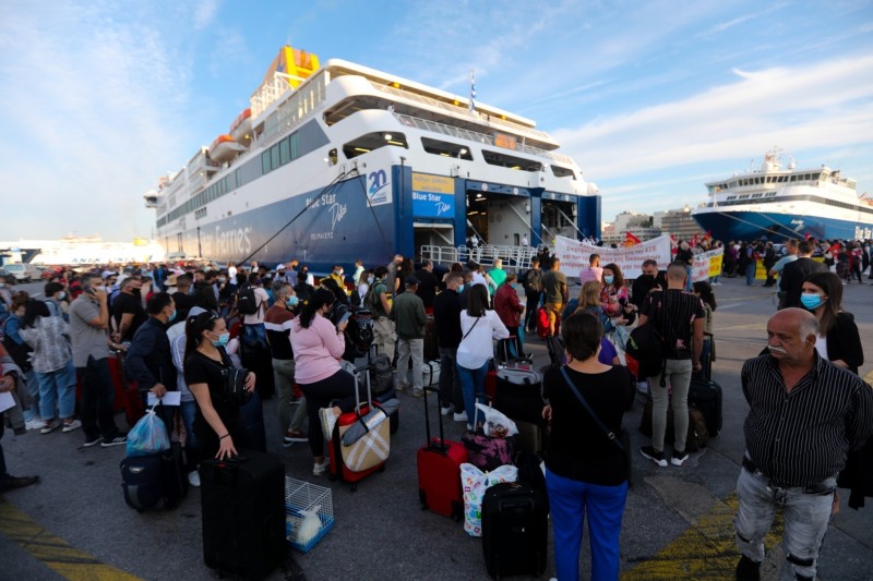 Οι ακτοπλοϊκές μετακυλούν στους επιβάτες τις αυξήσεις και με την ανοχή του αρμόδιου υπουργείου