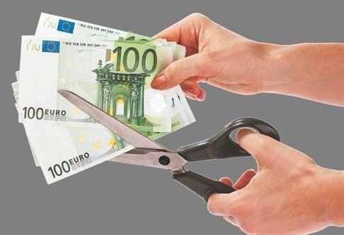 Δαπάνες 500 ευρώ κόβουν τα νοικοκυριά – Τρύπα 70 δισ. στην κατανάλωση