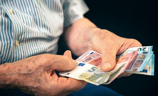ΣτΕ: Ποιοι συνταξιούχοι δικαιούνται αναδρομικά για περικοπές σε επικουρικές και δώρα