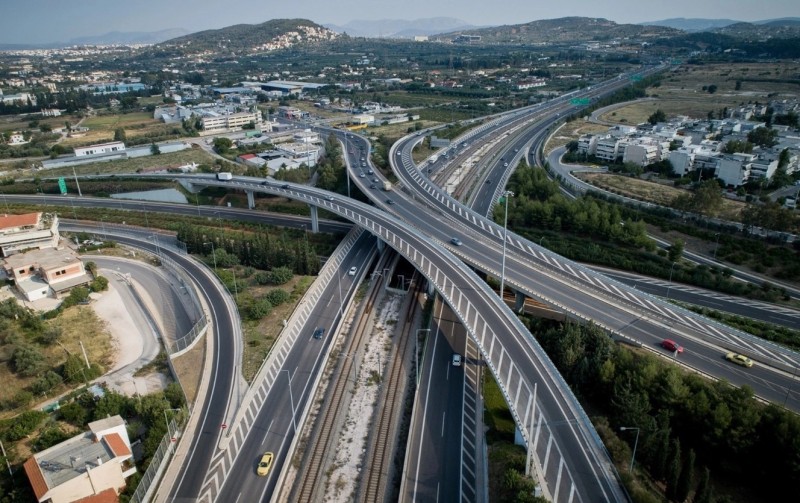 Ο ακριβός δανεισμός και η μειωμένη απόδοση των κεφαλαίων «πάει πίσω» την Αττική οδό και κατεβάζει τον πήχη του τιμήματος!