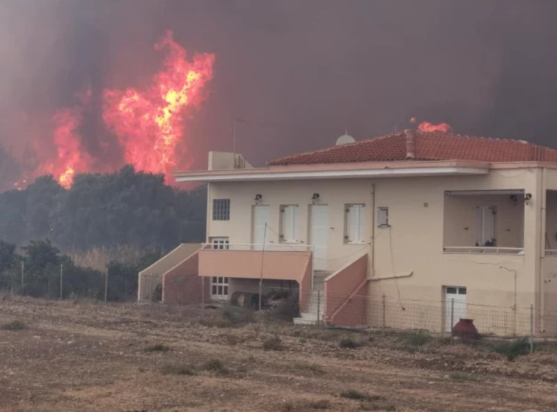 Λέσβος - Βατερά: Καίγονται σπίτια, η πυρκαγιά μαίνεται ανεξέλεγκτη