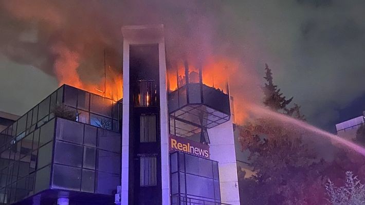 Πυρκαγιά στο κτίριο του Real – Βρέθηκαν γκαζάκια, ακούστηκαν εκρήξεις (βίντεο)
