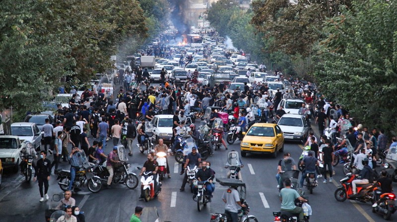 Ιράν: Αυξάνονται οι νεκροί στις διαδηλώσεις για τον θάνατο της Μαχσά Αμινί - Χάος στους δρόμους της Τεχεράνης
