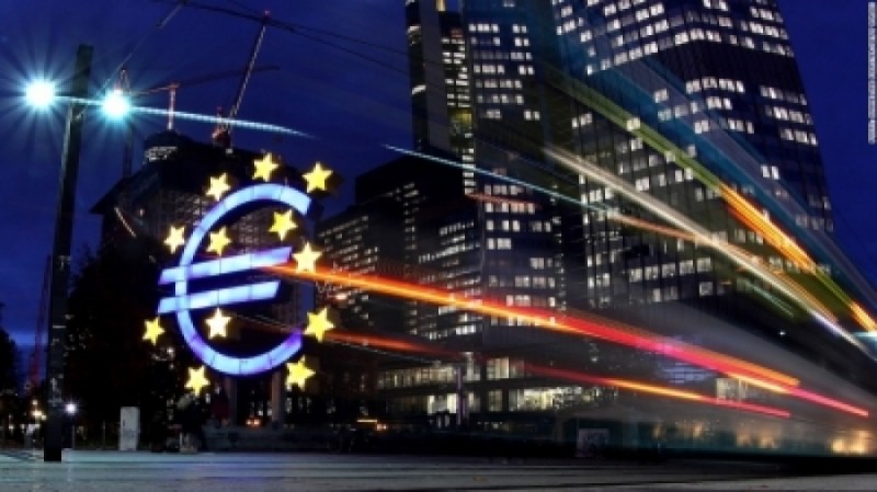 το παρασκήνιο μεταξύ «γερακιών» και «περιστεριών» που προηγήθηκε της ανακοίνωσης της ΕΚΤ για την αύξηση των επιτοκίων
