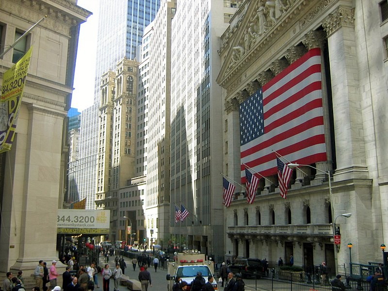 Wall Street: Αφήνει πίσω το «βαθύ κόκκινο» και «ζεσταίνει μηχανές» για νέα άνοδο
