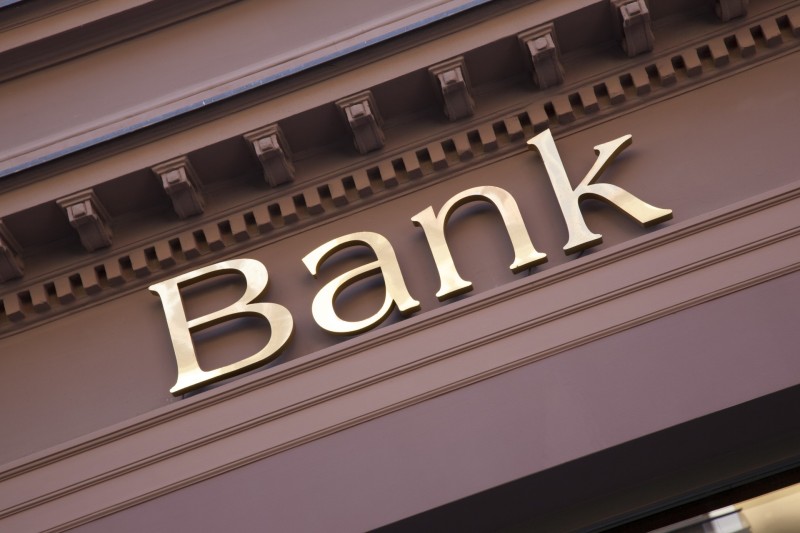 Διπλή πίεση στις τράπεζες για να αυξήσουν τα επιτόκια καταθέσεων