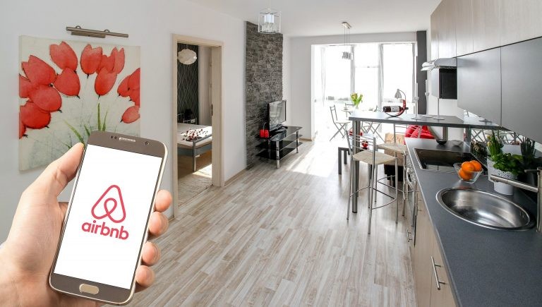 Αirbnb: Δήμοι και ένοικοι πολυκατοικιών θα «αποφασίζουν» εάν περάσουν οι προτάσεις των ξενοδόχων!