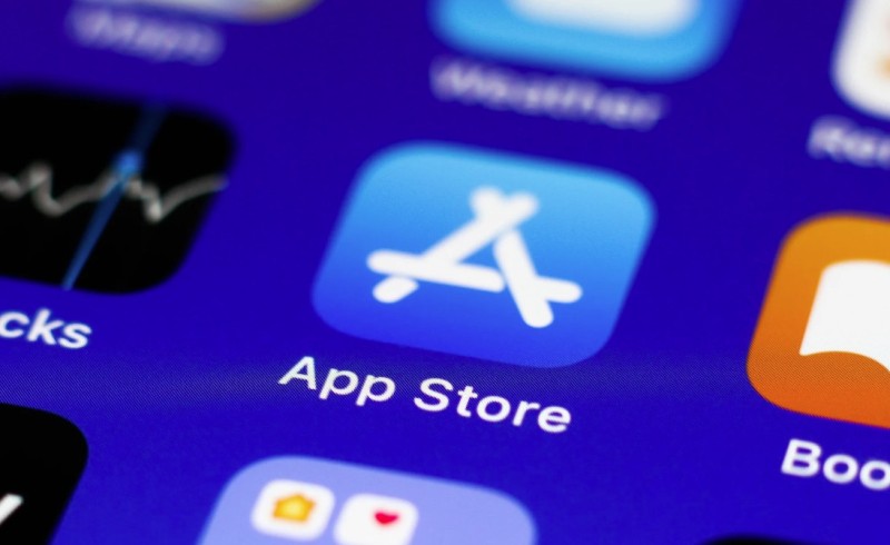 Apple: Σπάει το «μονοπώλιο» του App Store
