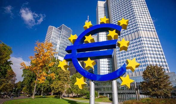 ΕΚΤ: Έρχονται κι άλλες αυξήσεις επιτοκίων, αλλά «βλέπει» κορύφωση του πληθωρισμού
