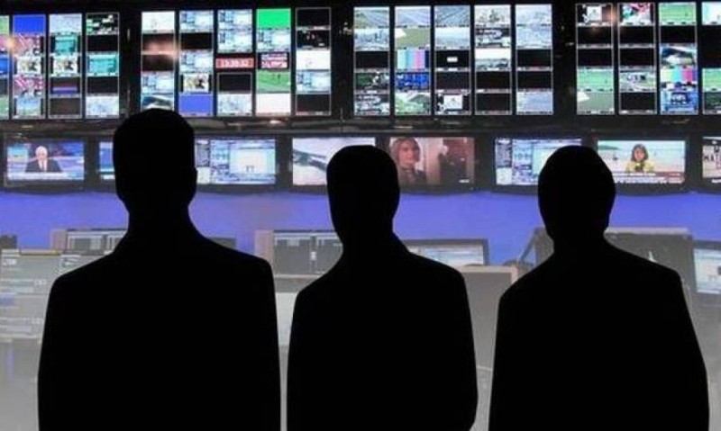Μετωπική σύγκρουση μεταξύ των βαρόνων των media προκαλεί η τροπολογία που ψηφίστηκε στη Βουλή με την οποία αίρονται οι περιορισμοί στη συμμετοχή συνδρομητικών καναλιών σε επίγεια τηλεοπτικά ΜΜΕ!