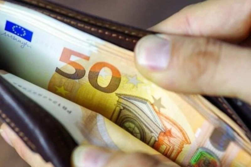 Κατώτατος μισθός: Αύξηση 9-9,5% εξετάζει η κυβέρνηση – Μπορεί να αγγίξει τα €780