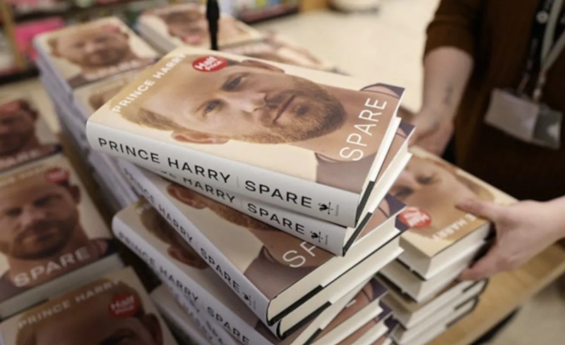 Βρετανία: Μεταμεσονύχτιες ουρές για το νέο βιβλίο του πρίγκιπα Χάρι