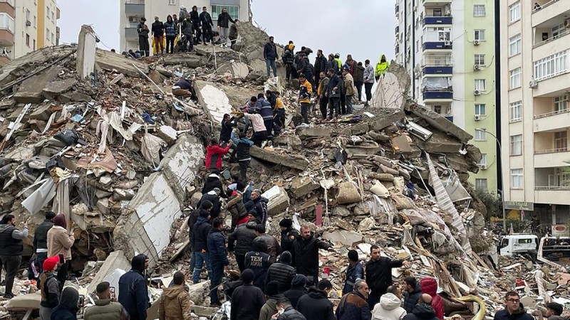 Πολυκατοικίες καταρρέουν σαν χάρτινοι πύργοι από τον σεισμό των 7,8 ρίχτερ σε Τουρκία και Συρία