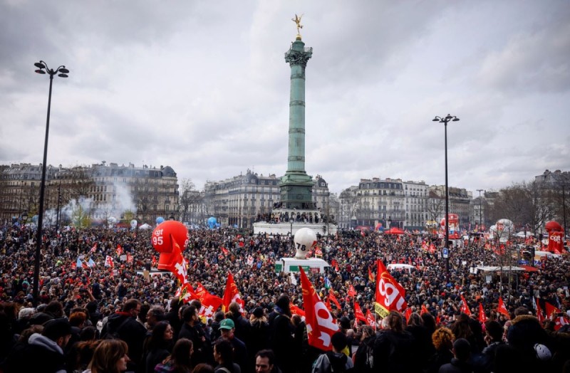 Γαλλία: 740.000 οι διαδηλωτές σε μια μέρα - 93.000 μόνο στο Παρίσι