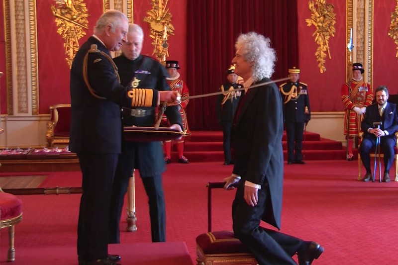Μπράιαν Μέι: Ο θρυλικός κιθαρίστας των Queen έγινε Σερ από τον βασιλιά Κάρολο (βίντεο)