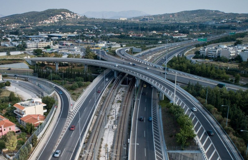 Σφαγή για την Αττική οδό: Άλλοι πιέζουν για να γίνει «εδώ και τώρα» ο διαγωνισμός και άλλοι για να μετατεθεί μετά τις εκλογές και …βλέπουμε