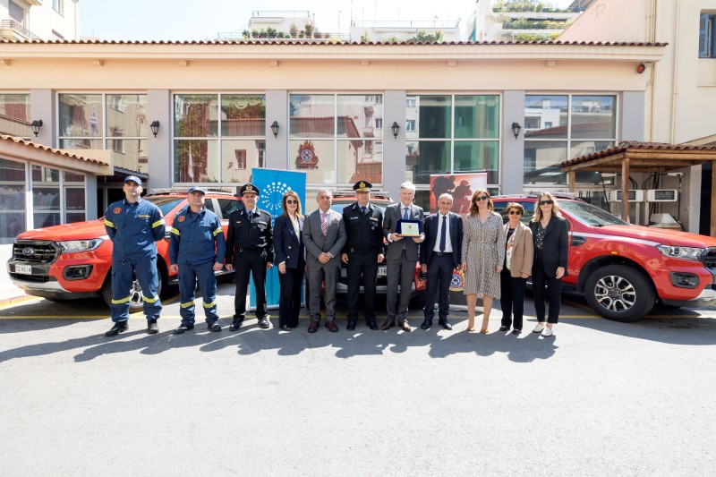 Ένωση Ασφαλιστικών Εταιριών Ελλάδος: Σημαντική δωρεά έξι οχημάτων για την ενίσχυση του Πυροσβεστικού Σώματος