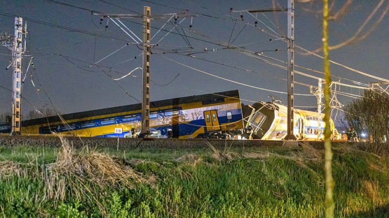 Ολλανδία: Τρένο συγκρούστηκε με μηχάνημα έργου και εκτροχιάστηκε – Τουλάχιστον ένας νεκρός