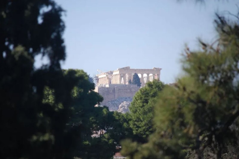 Ο σεβάσμιος (άνω των 80) εφοπλιστής, το ακίνητο στα Ανάκτορα, η πλειοδοσία των 12 εκατ. ευρώ, η «σύγκρουση» με τον προνομιακό στοιχηματζή του ΣΥΡΙΖΑ και το δώρο στην προβεβλημένη σύντροφο!