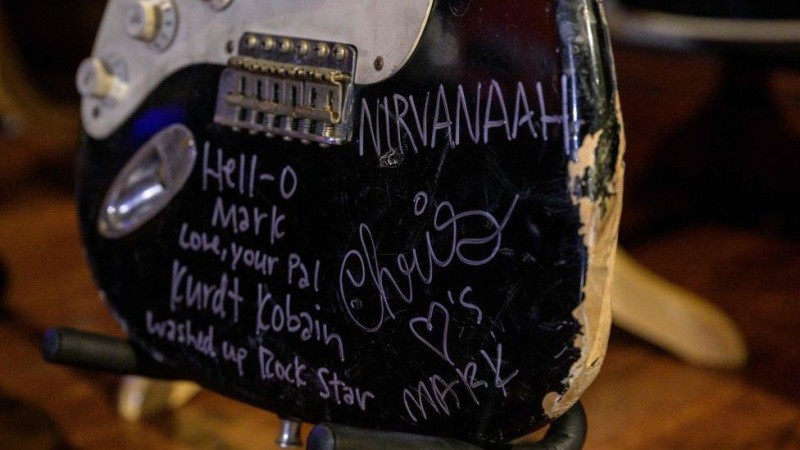 Η διαλυμένη κιθάρα του Κερτ Κομπέιν των Nirvana πωλήθηκε έναντι 595.900 δολαρίων