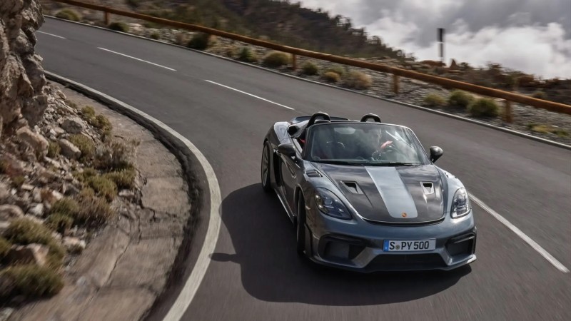 Porsche: Η πιο «καυτή» 718 Spyder με 500 ίππους σε «δροσίζει» με ανοιχτή την οροφή