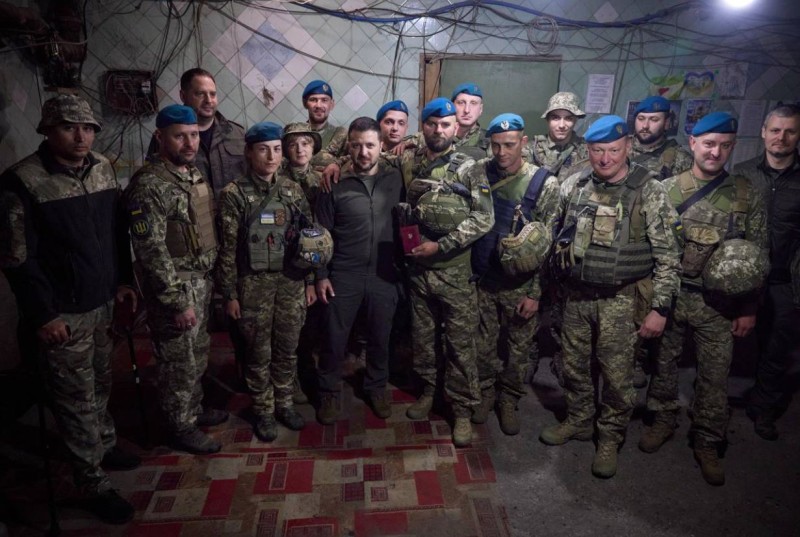 Πόλεμος στην Ουκρανία: Ο Ζελένσκι στην πρώτη γραμμή του μετώπου για την Ημέρα των Ουκρανών Πεζοναυτών