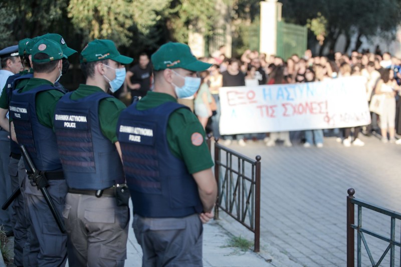 Η «κωλοτούμπα» για την πανεπιστημιακή αστυνομία, το χαμένο δόγμα της ασφάλειας παντού και το έλλειμα σοβαρότητας στην Κατεχάκη που υπόσχεται έφιππο τμήμα για να… πατάξει την ανομία στο Κέντρο και τελικά «τρώει πόρτα» από τον Πρωθυπουργό!