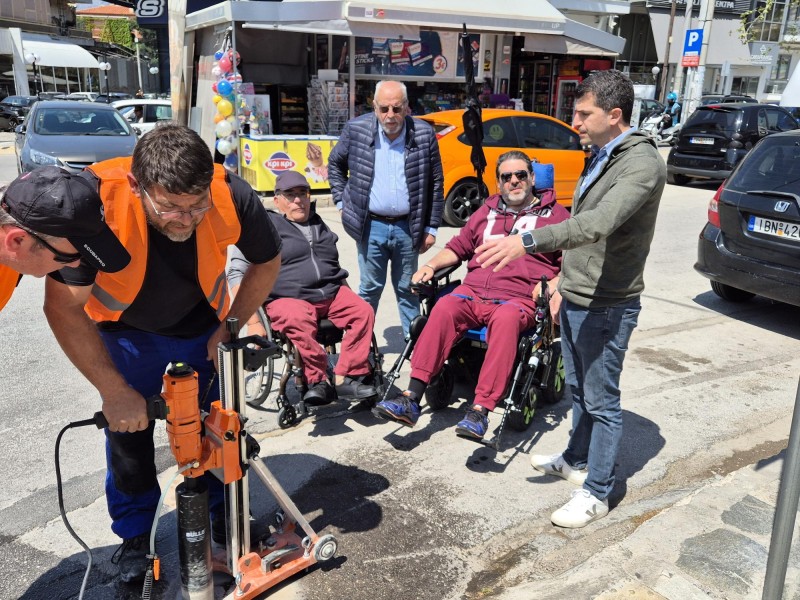 ΤΕΛΟΣ ΣΤΗΝ ΠΑΡΑΝΟΜΗ ΣΤΑΘΜΕΥΣΗ ΣΕ ΡΑΜΠΕΣ ΚΑΙ ΔΙΑΒΑΣΕΙΣ ΑμεΑ ΑΠΟ ΤΟΝ ΔΗΜΟ ΚΗΦΙΣΙΑΣ