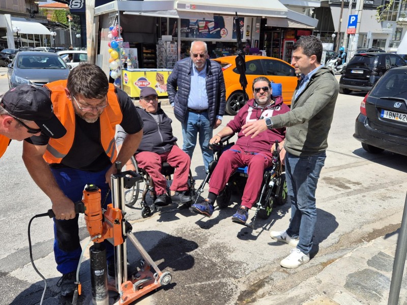 ΤΕΛΟΣ ΣΤΗΝ ΠΑΡΑΝΟΜΗ ΣΤΑΘΜΕΥΣΗ ΣΕ ΡΑΜΠΕΣ ΚΑΙ ΔΙΑΒΑΣΕΙΣ ΑμεΑ ΑΠΟ ΤΟΝ ΔΗΜΟ  ΚΗΦΙΣΙΑΣ