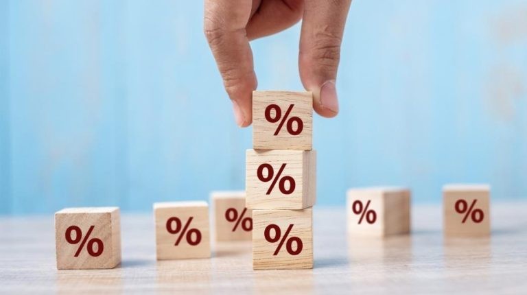 ΤτΕ: Αυξήθηκαν στο 4,76% τα επιτόκια των νέων δανείων τον Απρίλιο - Αμετάβλητο των νέων καταθέσεων