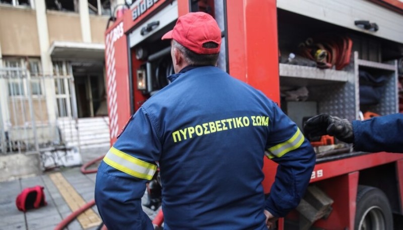 Φωτιά σε διαμέρισμα στη Θεσσαλονίκη, τραυματίστηκε 30χρονη: «Ακούσαμε δυνατό θόρυβο σαν έκρηξη»